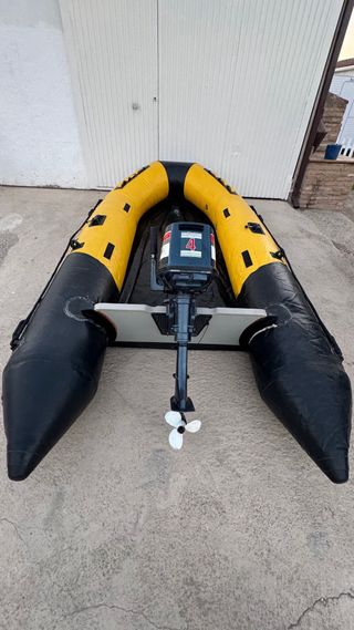 Barca hinchable amarilla con motor