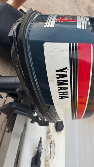 Barca hinchable amarilla con motor