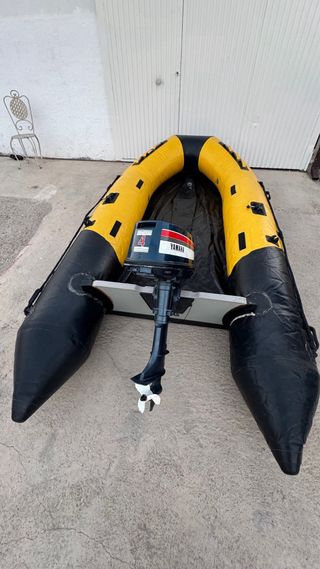 Barca hinchable amarilla con motor