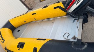 Barca hinchable amarilla con motor