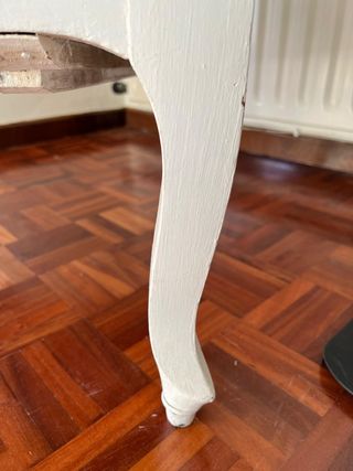 Sillón antiguo tapizado floral para escaparate.