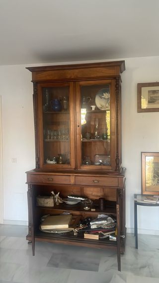 Vitrina de madera y cristal