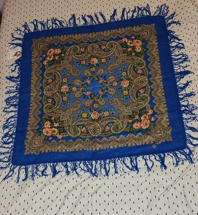 Mantón azul con flecos