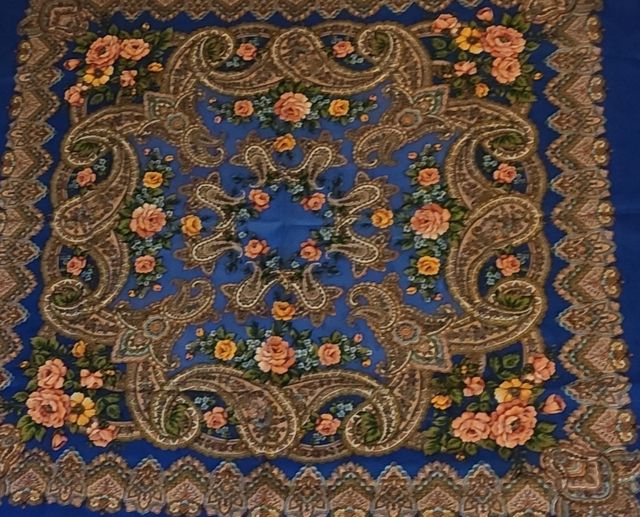 Mantón azul con flecos