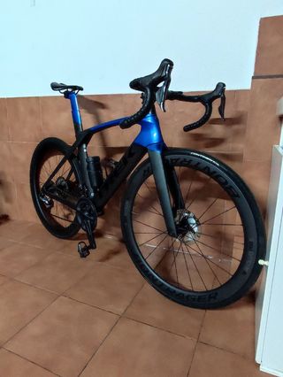 Bicicleta de carretera Trek azul