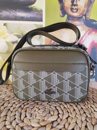 Bandolera verde estampada.
