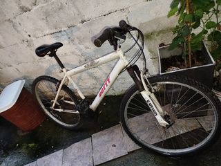 Bicicleta de montaña blanca