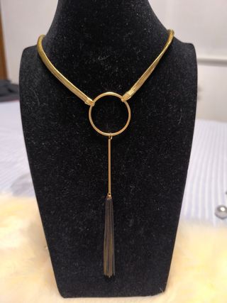 Collar dorado con colgante de aro y borla