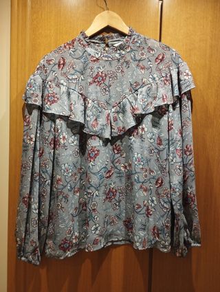 Blusa floral con volantes