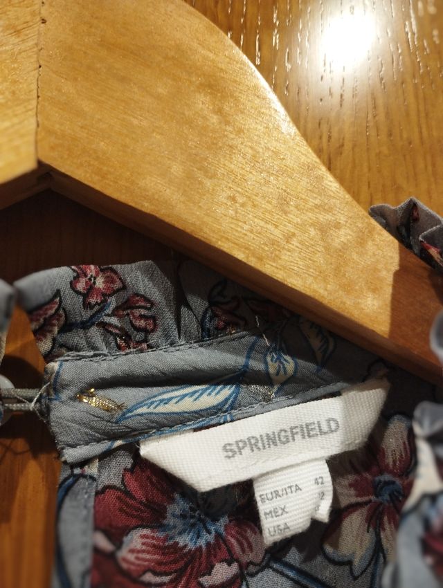 Blusa floral con volantes