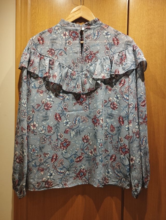 Blusa floral con volantes