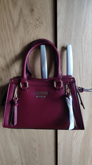 Bolso Guess color guinda