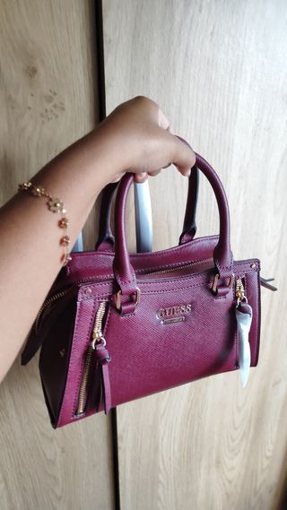 Bolso Guess color guinda