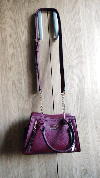 Bolso Guess color guinda