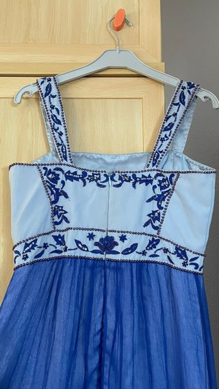 Vestido largo azul bordado