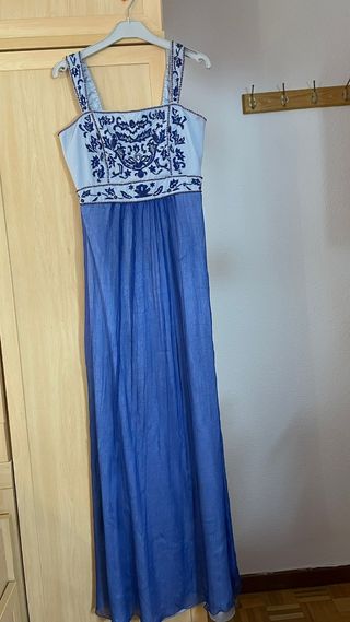 Vestido largo azul bordado