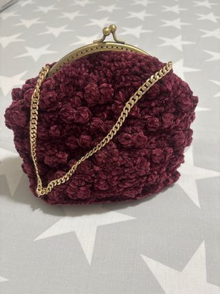 Bolso de terciopelo burdeos con cadena dorada