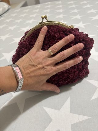 Bolso de terciopelo burdeos con cadena dorada