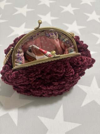 Bolso de terciopelo burdeos con cadena dorada