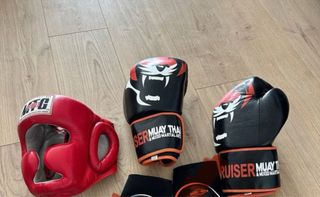 Kit Muay Thai: Guantes y Casco Rojo