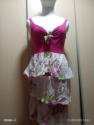 Vestido rosa con volantes y flores T.S