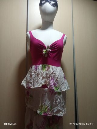 Vestido rosa con volantes y flores T.S