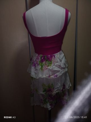 Vestido rosa con volantes y flores T.S