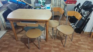 Mesa de cocina con 4 sillas