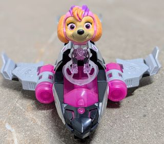 Figura Skye con Avión de Juguete