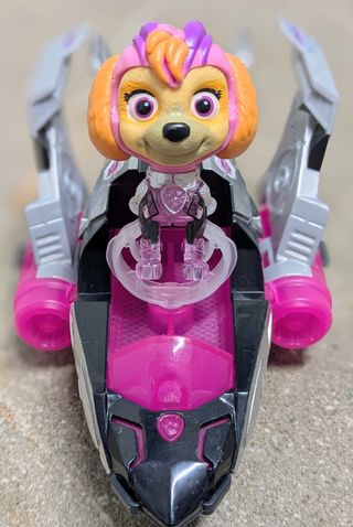 Figura Skye con Avión de Juguete