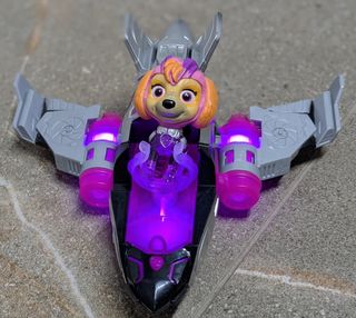 Figura Skye con Avión de Juguete