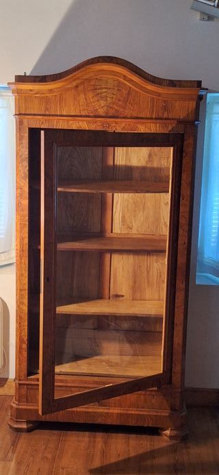 Vitrina antigua de madera y cristal