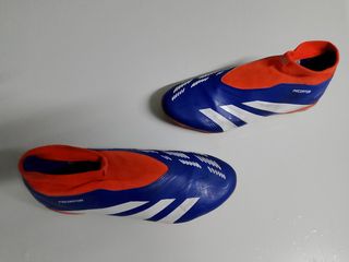 Botas de fútbol Adidas Predator.