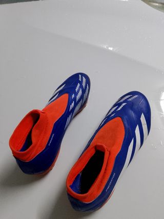 Botas de fútbol Adidas Predator.