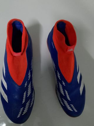 Botas de fútbol Adidas Predator.