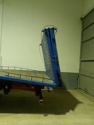Camión Renault G270 porta máquinaria y grua