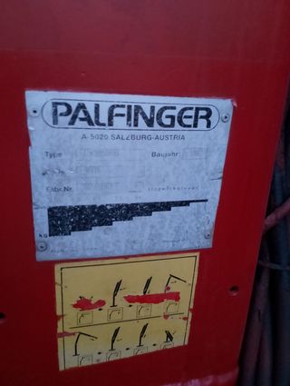 Camión Renault G270 porta máquinaria y grua