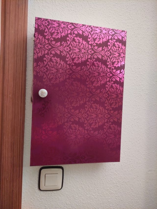 Joyero de pared con colgante