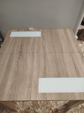 Mesa de comedor de madera con detalles de cristal