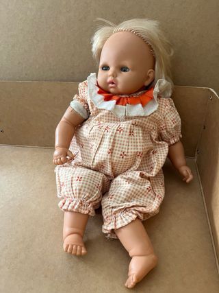 Muñeco bebé con traje a cuadros