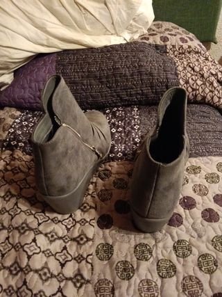 Botines grises con cremallera