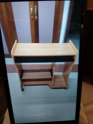 Mesa de escritorio de madera con ruedas