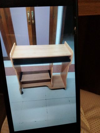 Mesa de escritorio de madera con ruedas