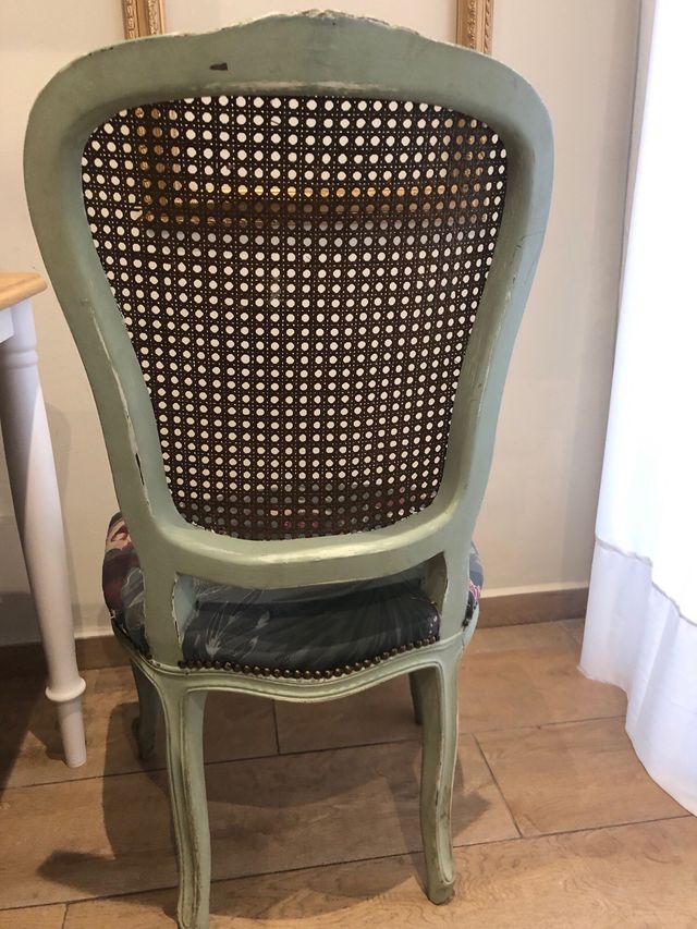 Silla vintage restaurada con rejilla