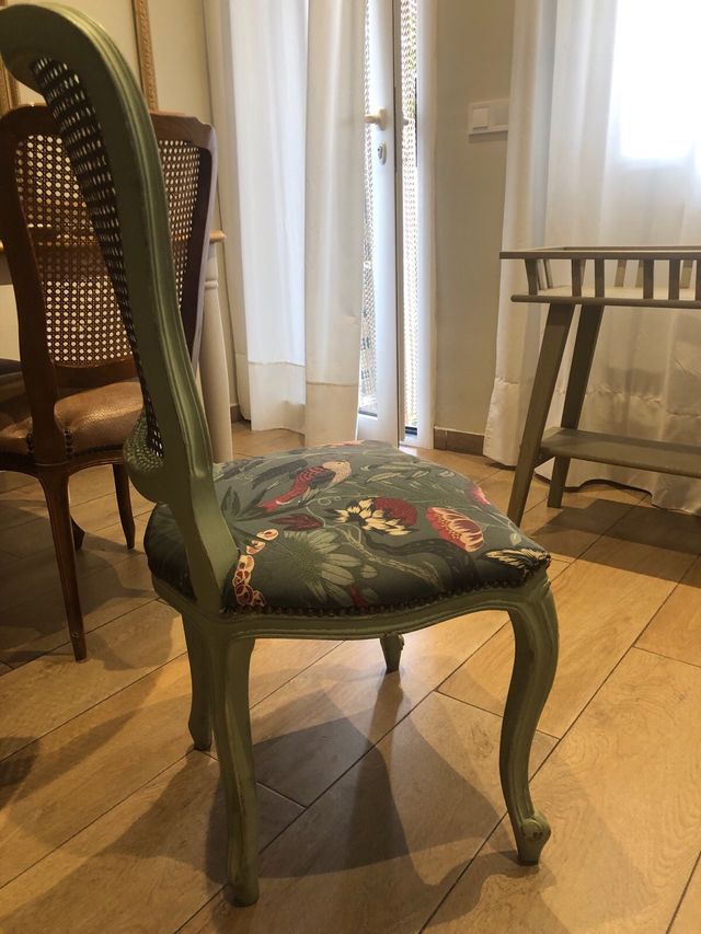 Silla vintage restaurada con rejilla