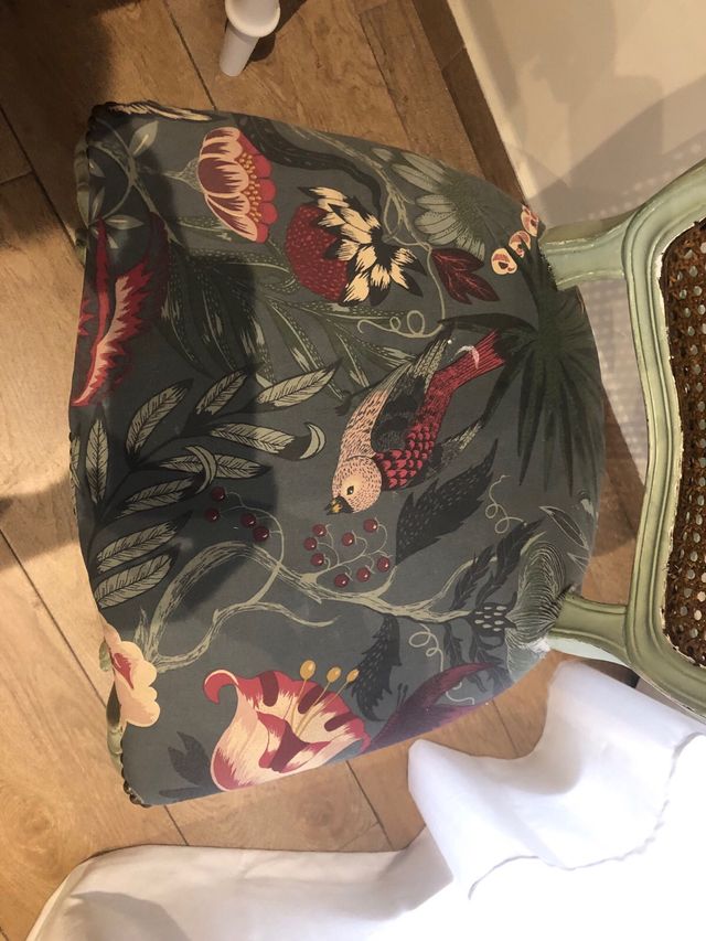 Silla vintage restaurada con rejilla