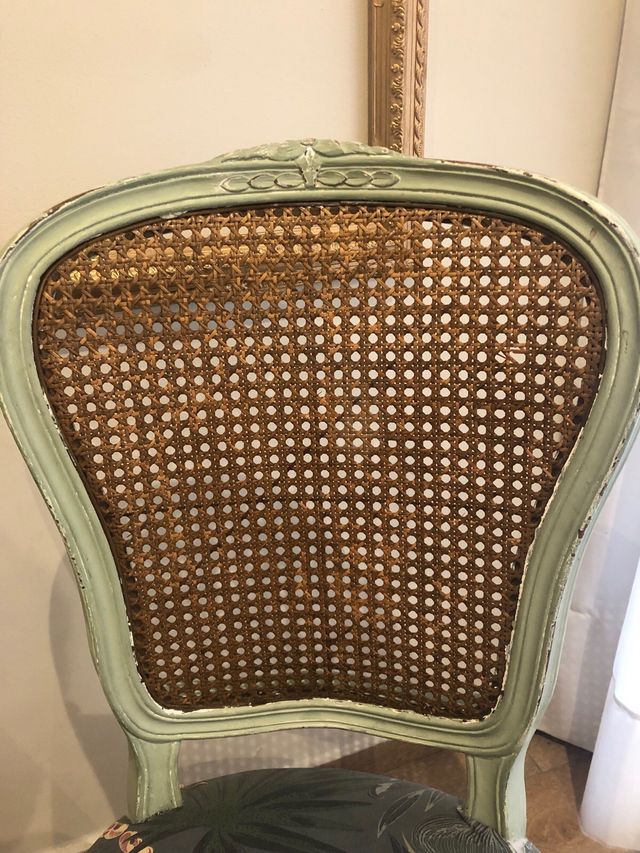 Silla vintage restaurada con rejilla