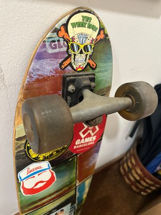 Longboard Globe con pegatinas