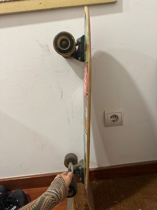 Longboard Globe con pegatinas