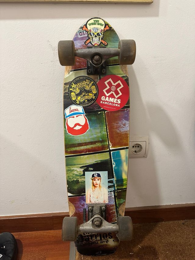 Longboard Globe con pegatinas